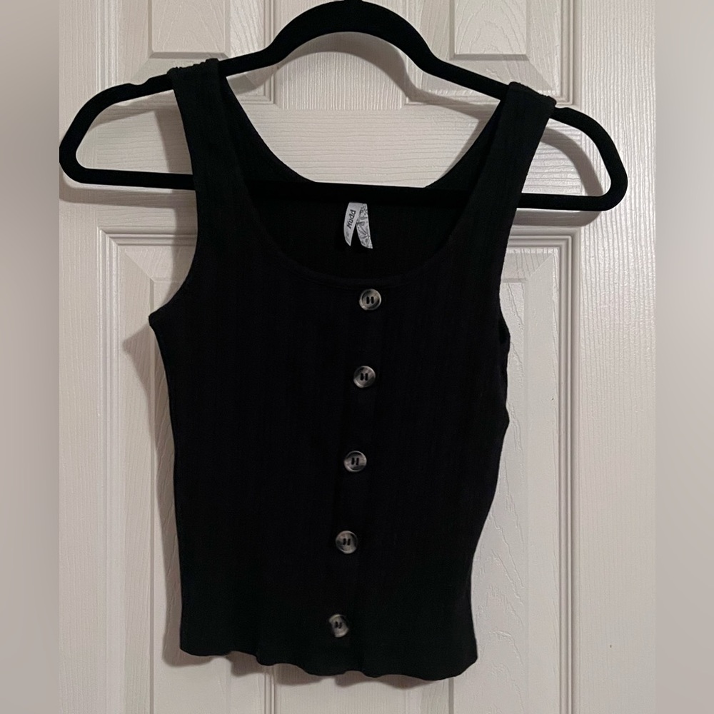 black ribbed fitted cropped tank with buttons